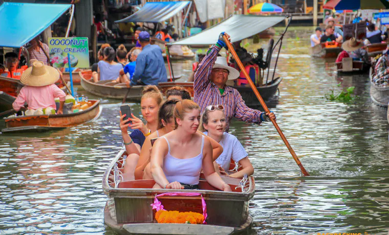 Colorful boats at Damnoen Saduak floating market Thailand.