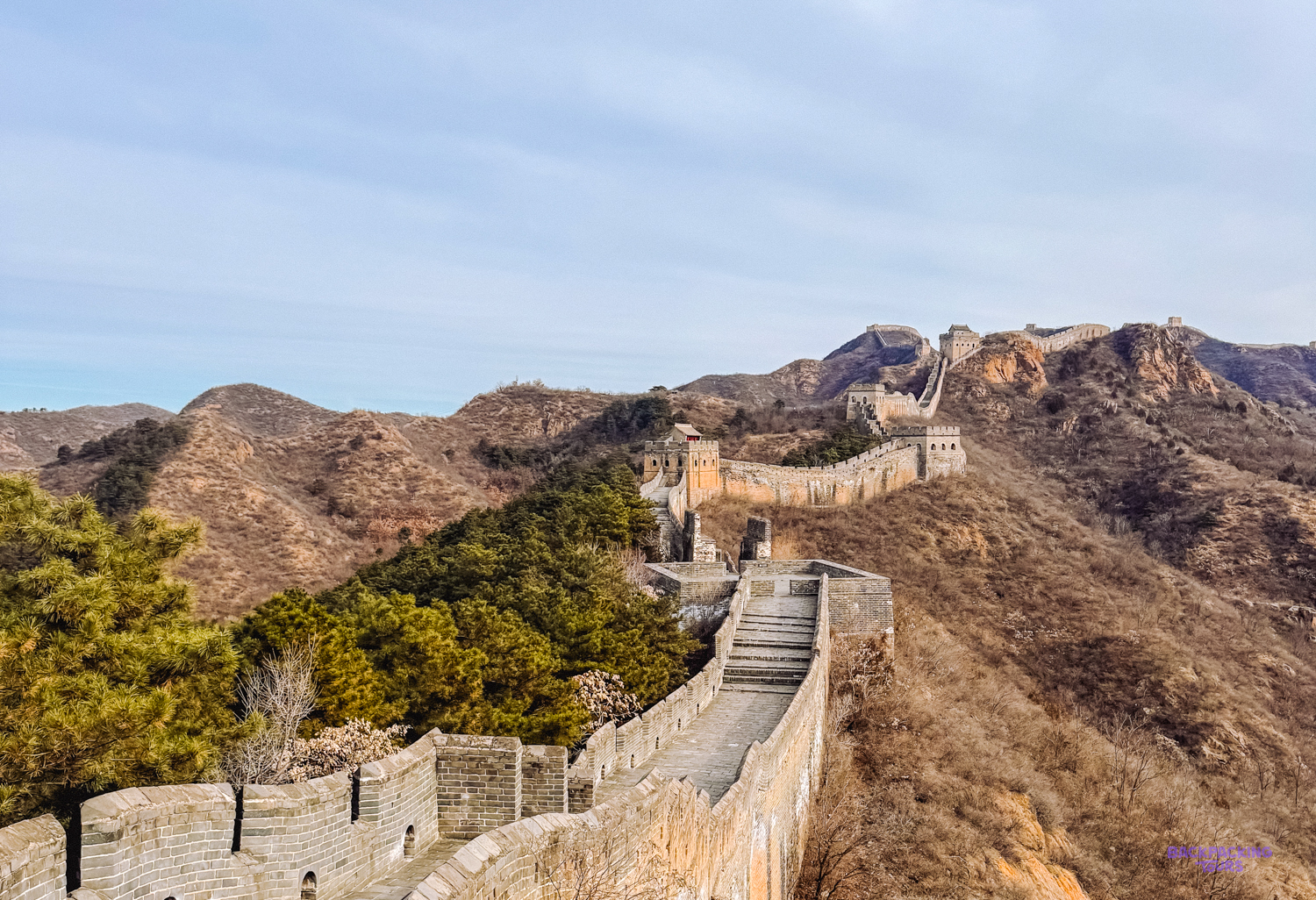 A magnificent view of the Great Wall of China snaking across rugged mountains at Mutianyu.
