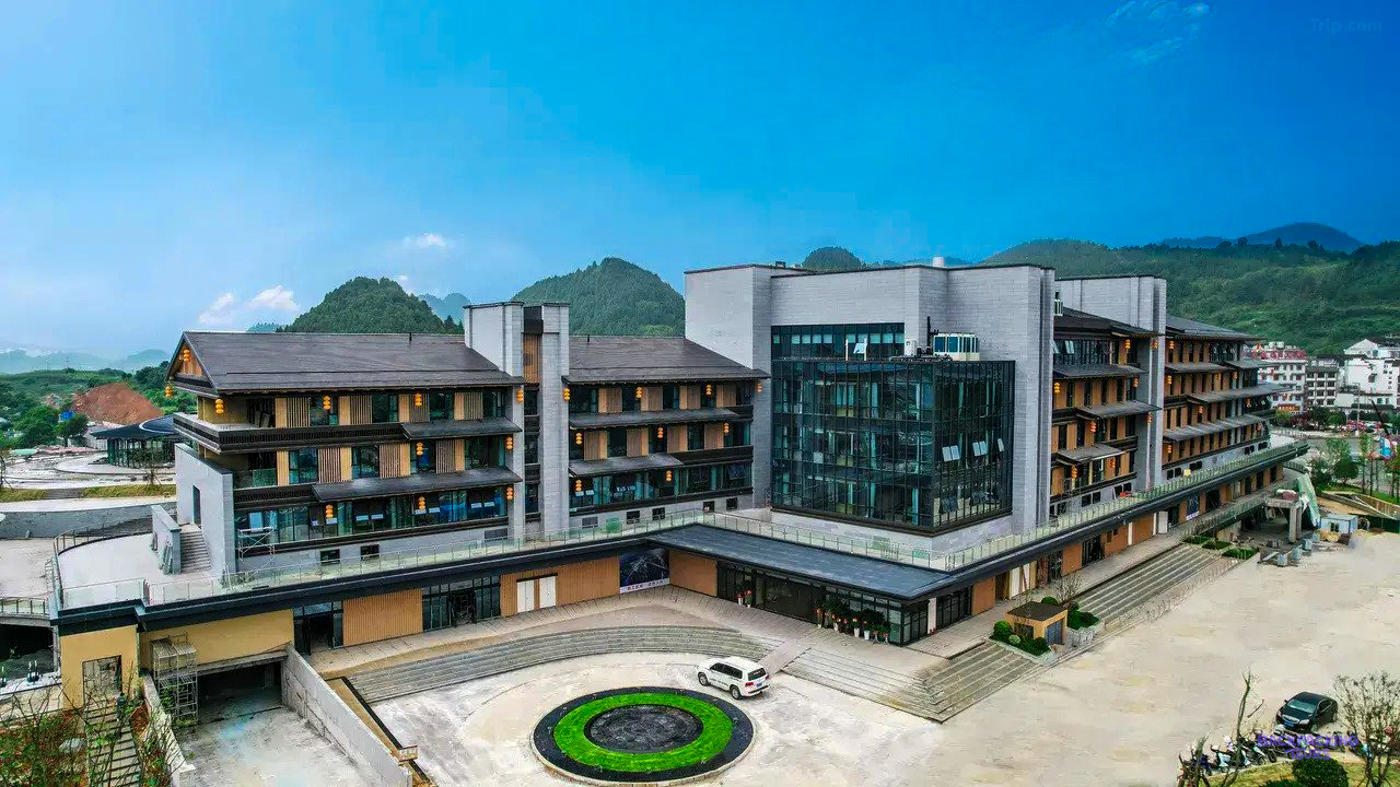 The modern hotel in Furong, with green hills behind it