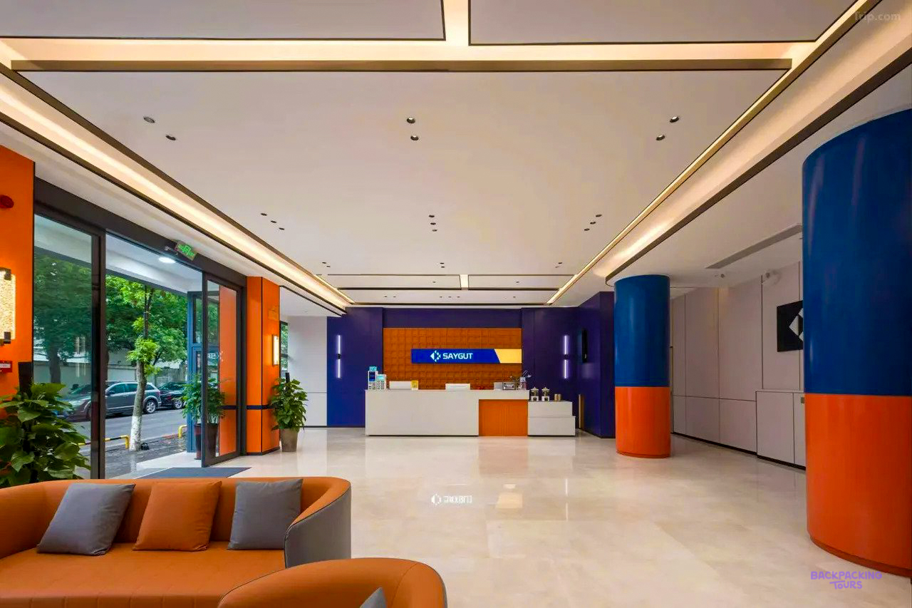 The bright lobby and reception of the hotel in Zhangjiajie