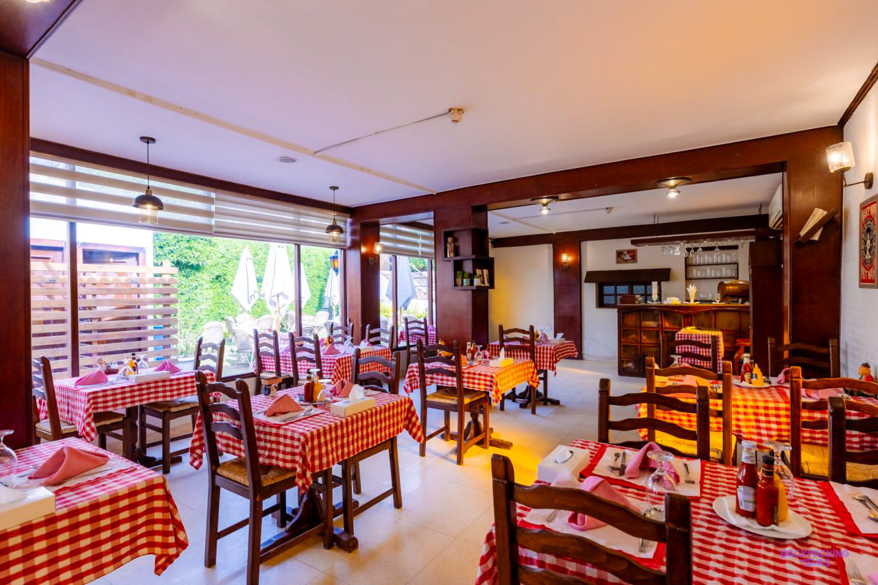 The restaurant with red and white checked tablecloths at the hotel in Aswan