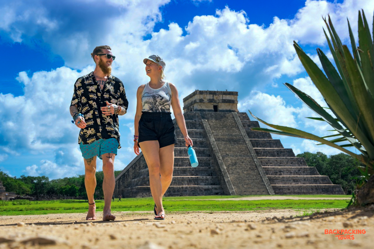Backpackers discover the impressive Chichén Itzá pyramid, a highlight of their Mexican adventure.
